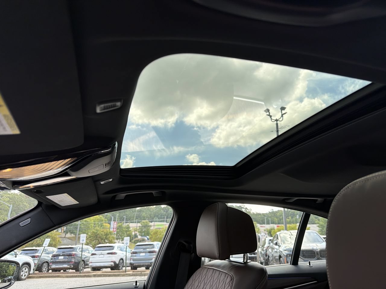 Used 2023 BMW 530e w/ Premium Package RWD image 29
