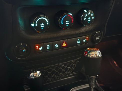 Used 2016 Jeep Wrangler Unlimited Sahara image 34