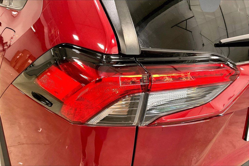 Used 2021 Toyota RAV4 LE w/ Carpet Mat Package (TMS) AWD/4WD image 23