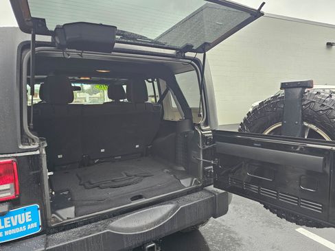 Used 2016 Jeep Wrangler Unlimited Rubicon w/ Connectivity Group AWD/4WD image 19