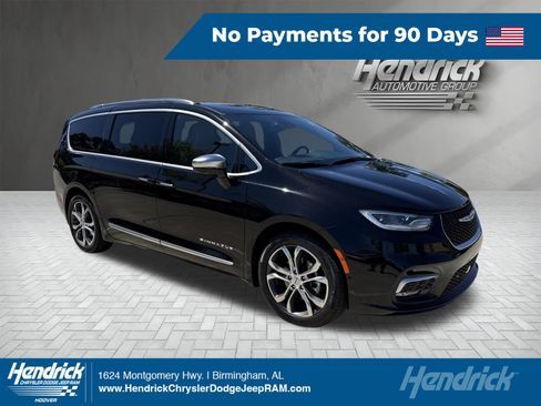 Used 2024 Chrysler Pacifica Pinnacle FWD image 1