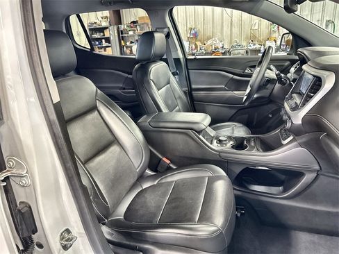 Used 2023 GMC Acadia SLT image 32