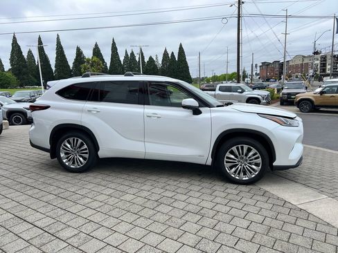 New 2026 Toyota Highlander Platinum AWD/4WD image 6
