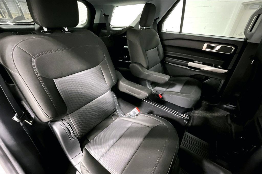 Used 2024 Ford Explorer XLT RWD image 32