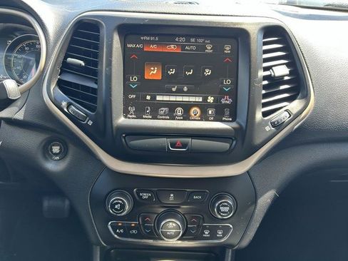 Used 2017 Jeep Cherokee Limited FWD image 12