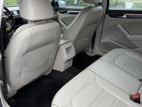 Used 2017 Volkswagen Passat 1.8T R-Line w/ R-Line Lighting Package image 22