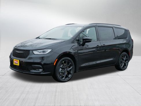 New 2026 Chrysler Pacifica Limited image 3