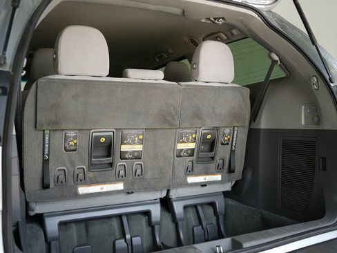 Used 2015 Toyota Sienna L image 32