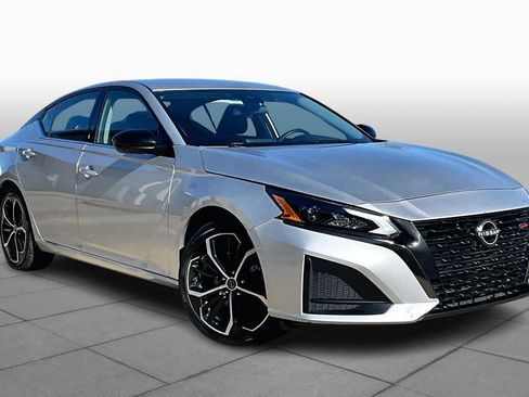 Certified 2024 Nissan Altima 2.5 SR image 3