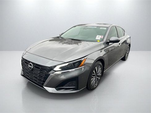 Used 2024 Nissan Altima 2.5 SV w/ SV Premium Package image 3