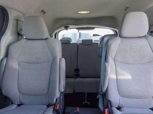 Used 2024 Toyota Sienna LE FWD image 13