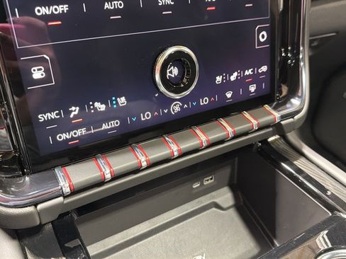 Used 2025 GMC Yukon AT4 AWD/4WD image 37