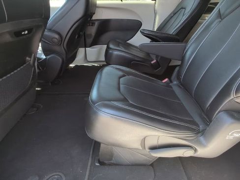 Used 2024 Chrysler Pacifica Touring-L FWD image 24