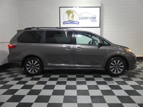 Used 2018 Toyota Sienna XLE Premium w/ Cargo Management Package image 6