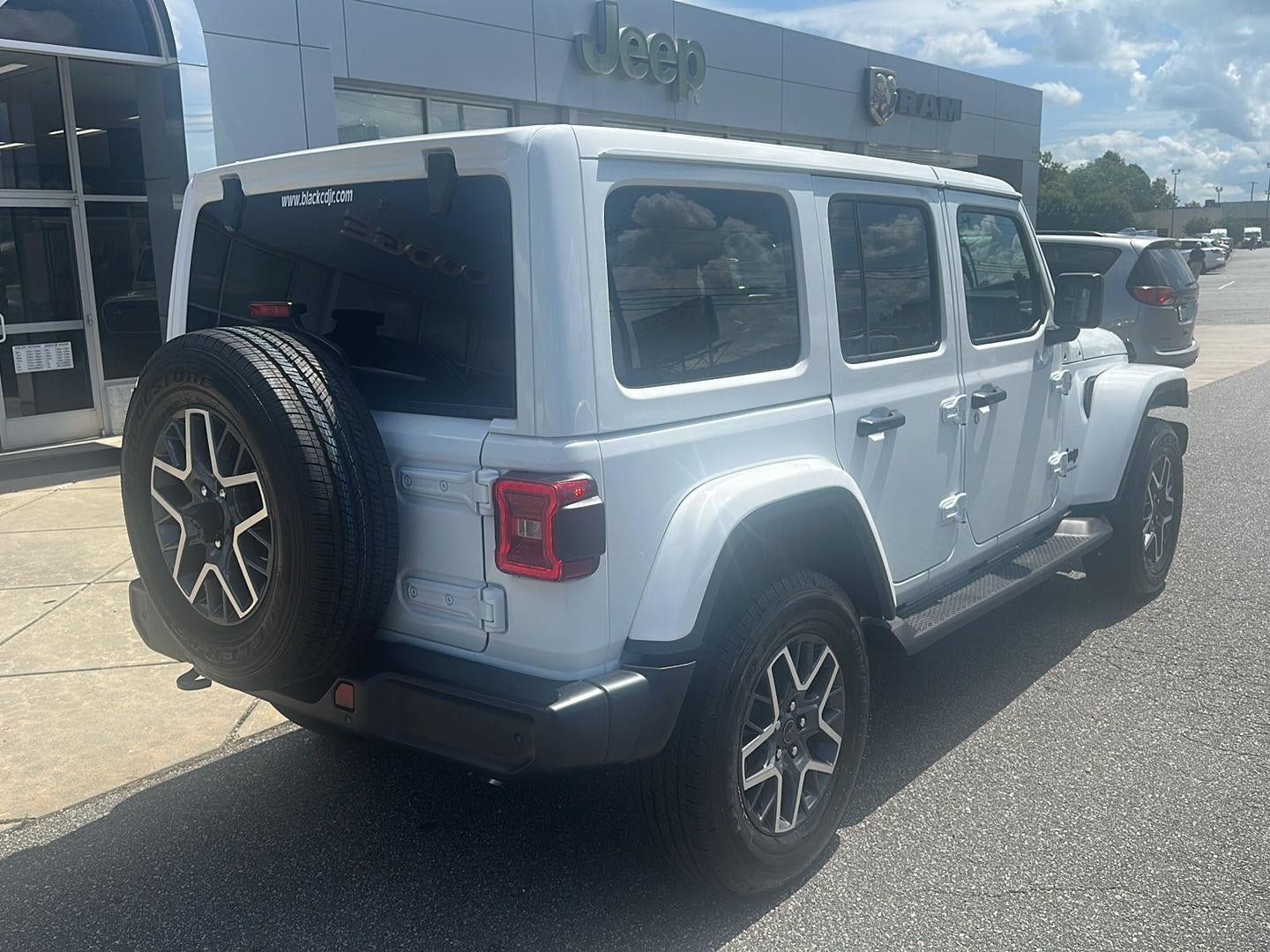 New 2025 Jeep Wrangler Unlimited Sahara w/ Safety Group AWD/4WD image 11