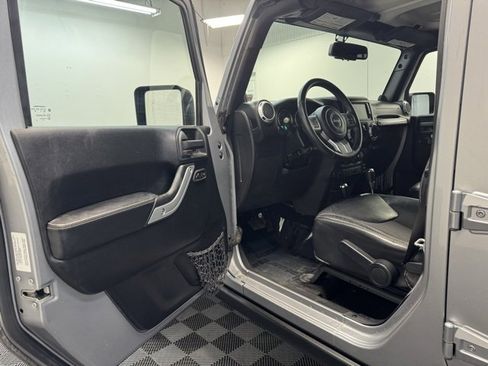 Used 2014 Jeep Wrangler Unlimited Freedom Edition image 10