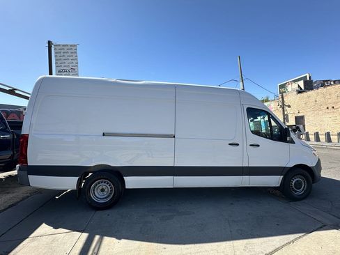 Used 2022 Mercedes-Benz Sprinter 2500 image 9