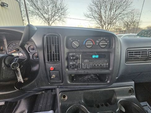 Used 2000 GMC Savana 3500 Extended RWD image 19