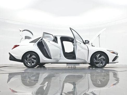 Used 2025 Hyundai Elantra SEL FWD image 45