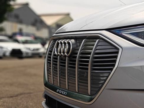 Used 2019 Audi e-tron Prestige w/ Prestige Package AWD/4WD image 9