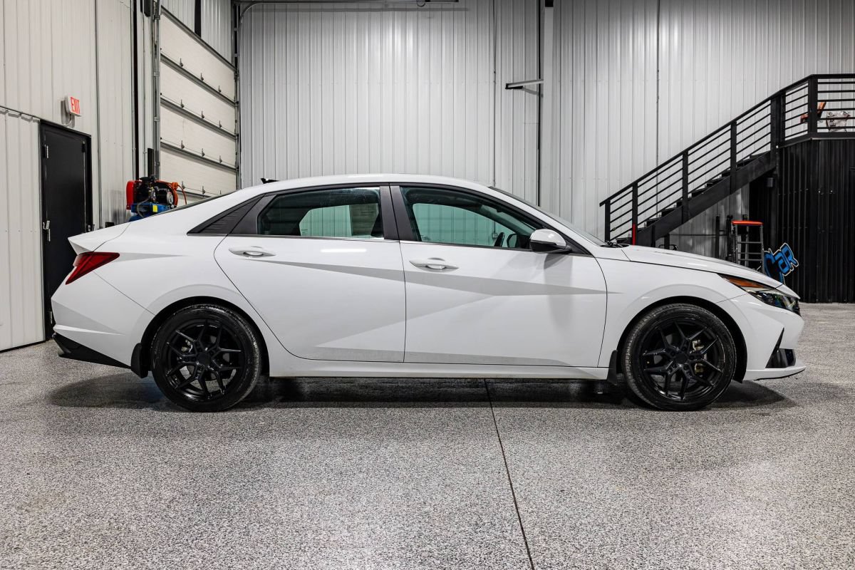 Used 2023 Hyundai Elantra Limited FWD image 2