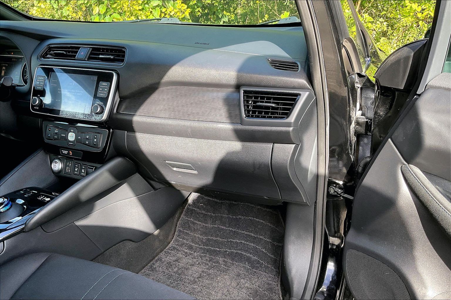 Used 2022 Nissan Leaf SV w/ SV Technology Package FWD image 16