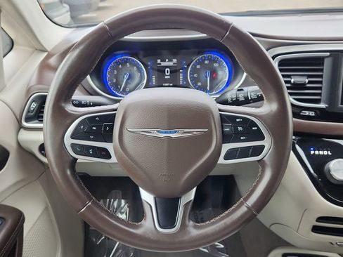 Used 2018 Chrysler Pacifica Touring-L w/ Tire & Wheel Group FWD image 35