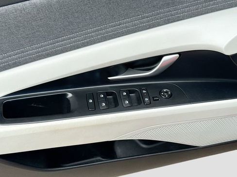 Used 2024 Hyundai Elantra Limited image 18