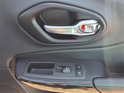 Used 2023 Jeep Cherokee Altitude Lux image 92