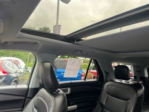 Certified 2022 Ford Explorer Limited w/ Equipment Group 301A image 9