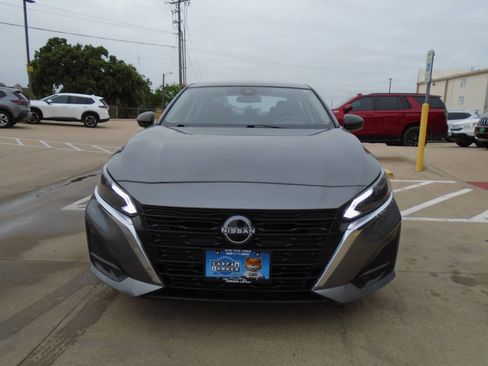 Used 2024 Nissan Altima 2.5 SV FWD image 2