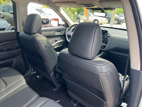 Certified 2025 Nissan Pathfinder Platinum w/ Cargo Package AWD/4WD image 18
