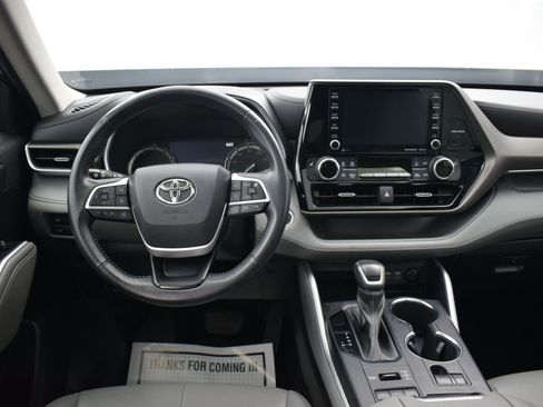 Used 2022 Toyota Highlander XLE image 17