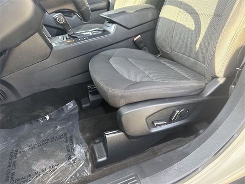 Used 2018 Ford Explorer XLT image 12