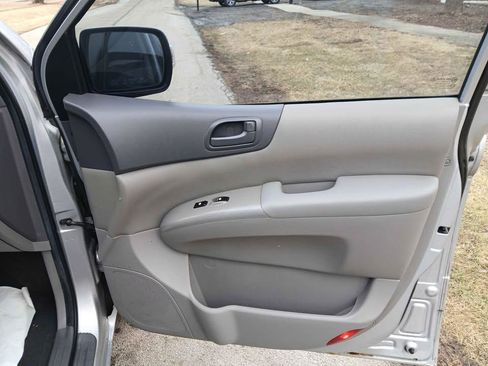 Used 2011 Kia Sedona LX image 17