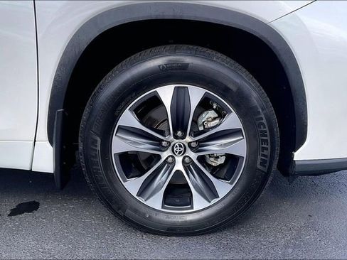 Used 2024 Toyota Highlander XLE AWD/4WD image 9
