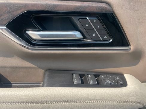Used 2025 GMC Yukon XL Denali w/ Denali Reserve Package AWD/4WD image 14