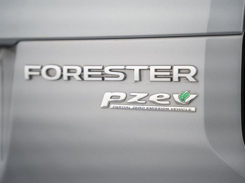 Used 2017 Subaru Forester 2.5i Limited AWD/4WD image 10