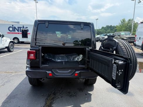 Used 2025 Jeep Wrangler Unlimited Sahara AWD/4WD image 43
