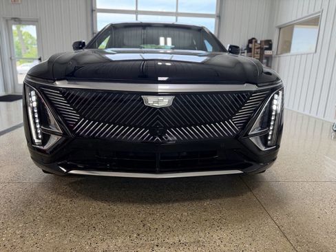Used 2024 Cadillac Lyriq Luxury AWD/4WD image 6