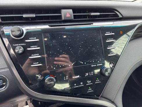 Used 2019 Toyota Camry XLE image 9