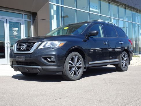Used 2017 Nissan Pathfinder Platinum image 1