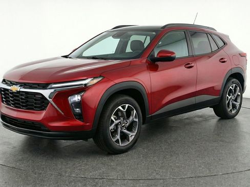 Used 2025 Chevrolet Trax LT w/ LT Convenience Package FWD image 3