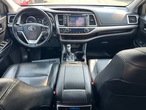 Used 2017 Toyota Highlander XLE w/ Carpet Mat Package AWD/4WD image 12