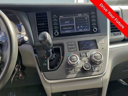 Used 2020 Toyota Sienna L w/ Carpet Mat Package FWD image 12