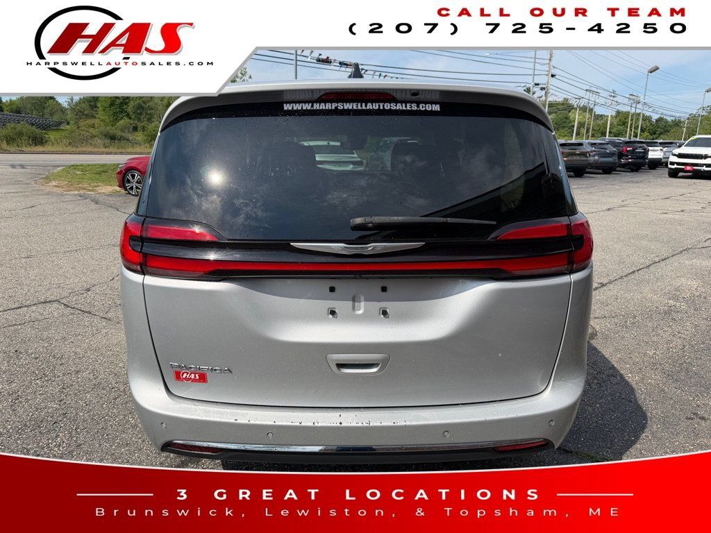 Used 2023 Chrysler Pacifica Touring-L FWD image 6