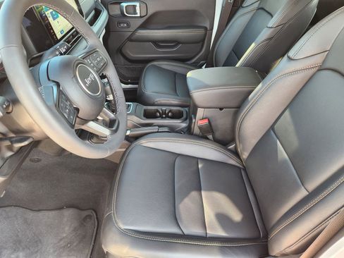 New 2025 Jeep Gladiator Sport image 9