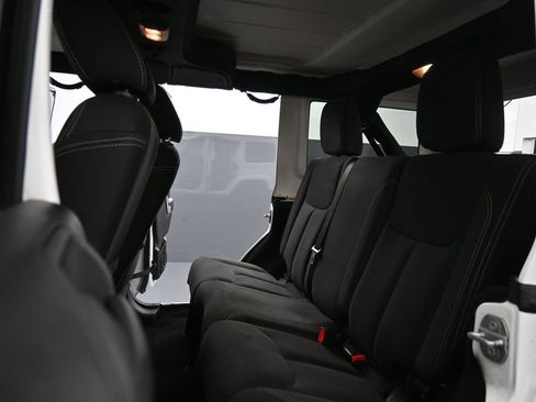Used 2015 Jeep Wrangler Unlimited Sahara w/ Connectivity Group AWD/4WD image 18