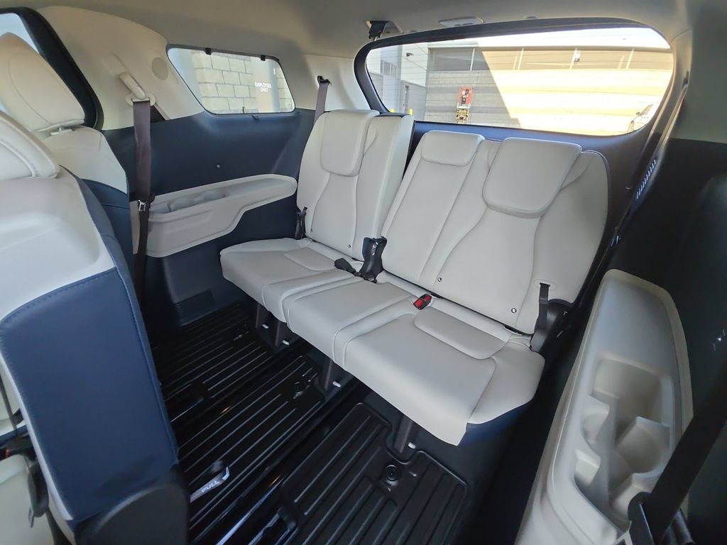 Used 2026 Kia Carnival EX FWD image 33