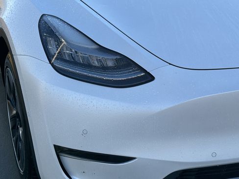 Used 2021 Tesla Model Y Long Range image 10